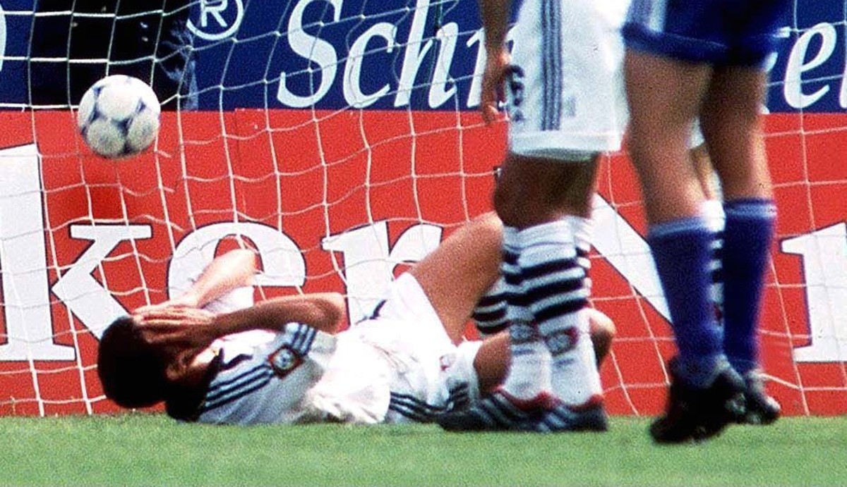 UNTERHACHING, GERMANY - MAY 20: BUNDESLIGA 99/00, Unterhaching; SpVgg UNTERHACHING - BAYER 04 LEVERKUSEN 2:0; EIGENTOR ZUM 1:0 DURCH Michael BALLACK/LEVERKUSEN (Photo by Alexander Hassenstein/Bongarts ...