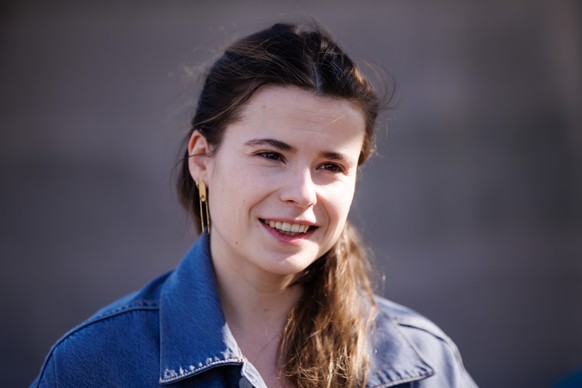 epa11978925 German climate activist Luisa Neubauer looks on during an interview prior to a Fridays for Future climate strike demonstration in Berlin, Germany, 21 March 2025. EPA/CLEMENS BILAN