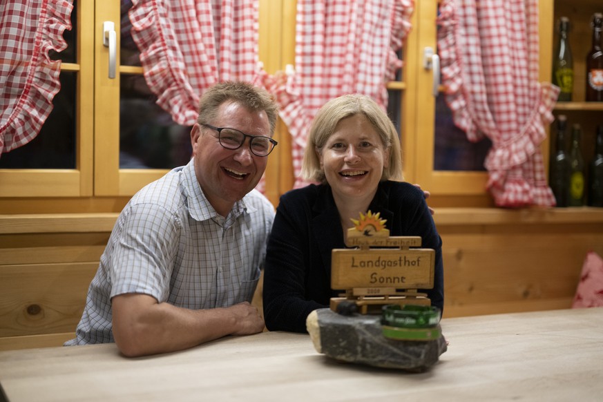 Alt Nationalrat Toni Brunner mit Nationalraetin und Partnerin Esther Friedli, vor der Aufzeichnung der Sendung zum 15-Jahr-Jubilaeum des Internetsenders Teleblocher, am Donnerstag, 6. Oktober 2022, im ...