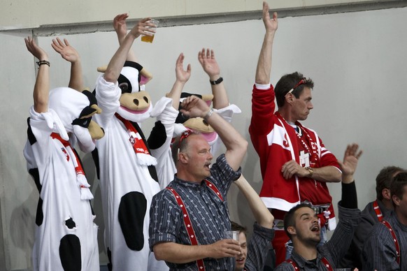 Switzerland's fans cheer their team, during the IIHF 2015 World Championship preliminary round game France vs Switzerland, at the O2 Arena, in Prague, Czech Republic, Sunday, May 3, 2015. (KEYSTO ...