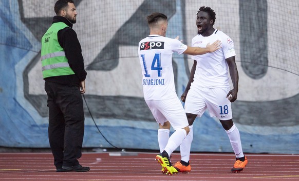 Zuerichs Jagne Pa Modou, rechts, jubelt nach seinem 1:1 Tor mit Toni Domgjoni, links, im Fussball Meisterschaftsspiel der Super League zwischen dem FC Zuerich und dem FC Basel im Letzigrund, am Sonnta ...