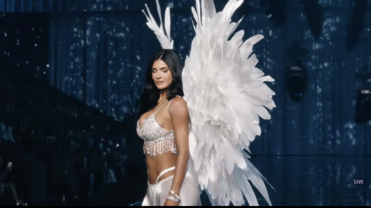 Bella Hadid, Adriana Lima, Gigi Hadid et une avalanche de paillettes: on a regardé le défilé Victoria’s Secret 2026. Voici nos impressions sans filtre.
