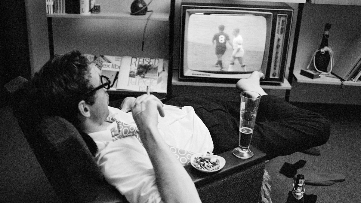Ein Mann schaut im Fernsehen ein Fussballspiel der Weltmeisterschaft in Mexiko, aufgenommen im Juni 1970 (KEYSTONE/Str)
