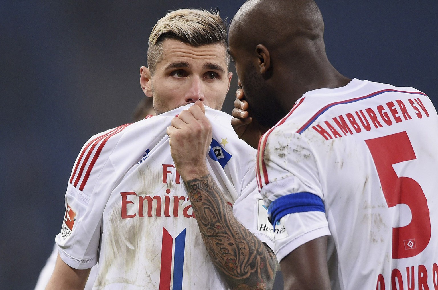 So harmlos wie hier ging es zwischen Behrami und Djourou in der HSV-Kabine wohl nicht zu und her.