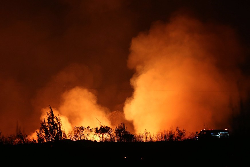epa06142714 Firemen tryto extinguish a wildfire near Kalamos village, 50 km north of Athens on 13 August 2017. EPA/ORESTIS PANAGIOTOU