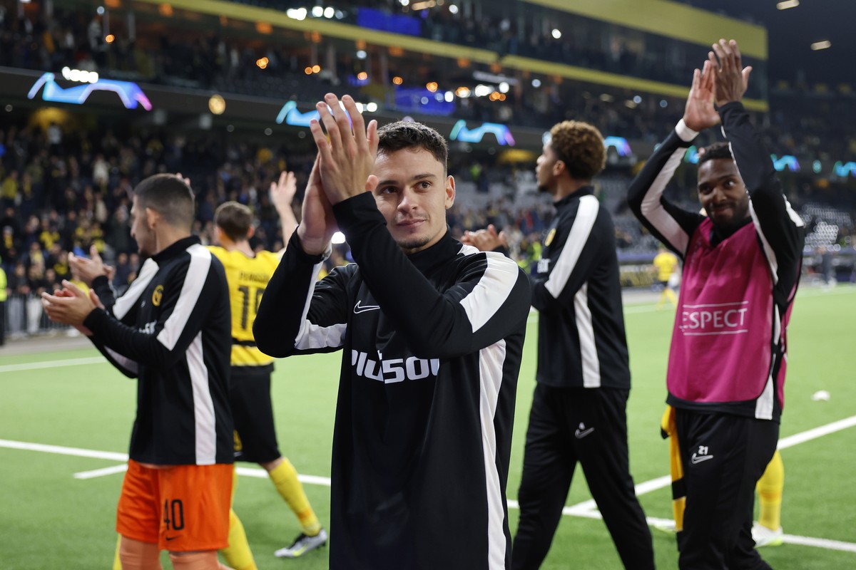 epa10827628 YB's Fabian Rieder, center, and his teammates wave to the crowd after the UEFA Champions League Play-off 2nd leg match between Switzerland's BSC Young Boys and Israel's Macc ...