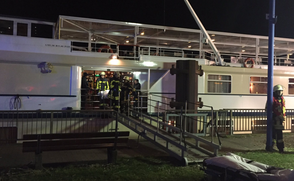 Feuerwehrleute bringen Verletzte von Bord.