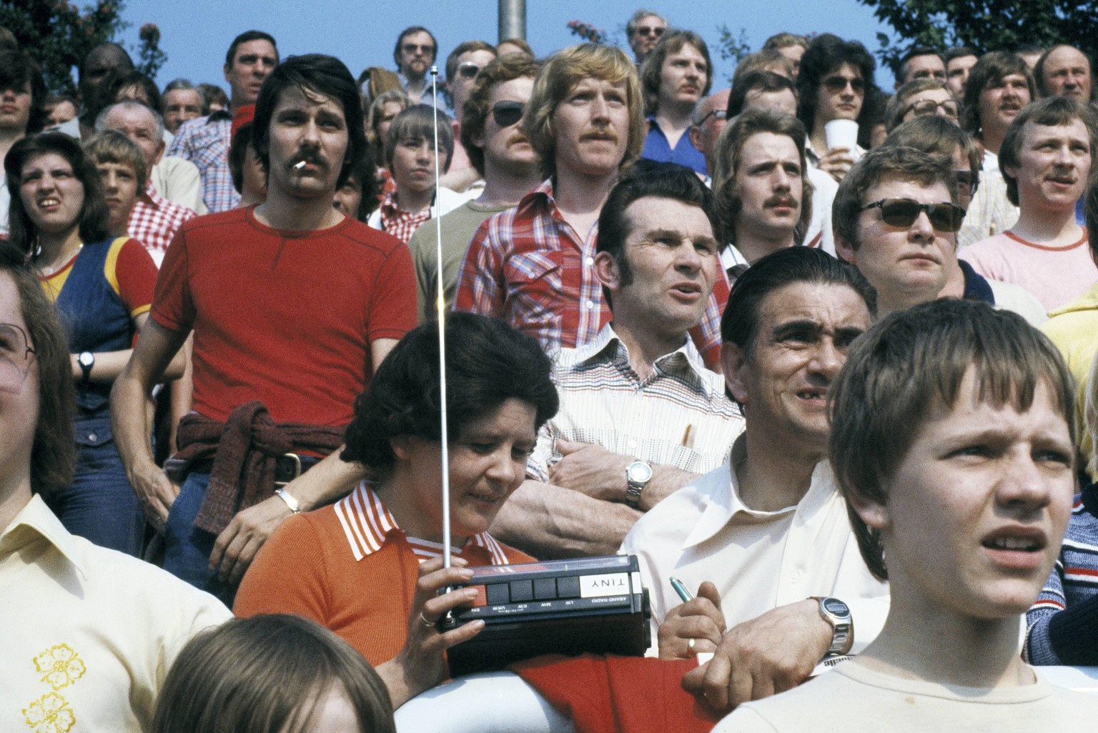 Fussballfans mit Kofferradio informieren sich ueber den Spielstand in anderen Stadien, Fussball, 2. Bundesliga Nord, 1977/1978, Rot-Weiss Essen gegen SG Union Solingen 2:0 Fussball, 2. Bundesliga Nord ...