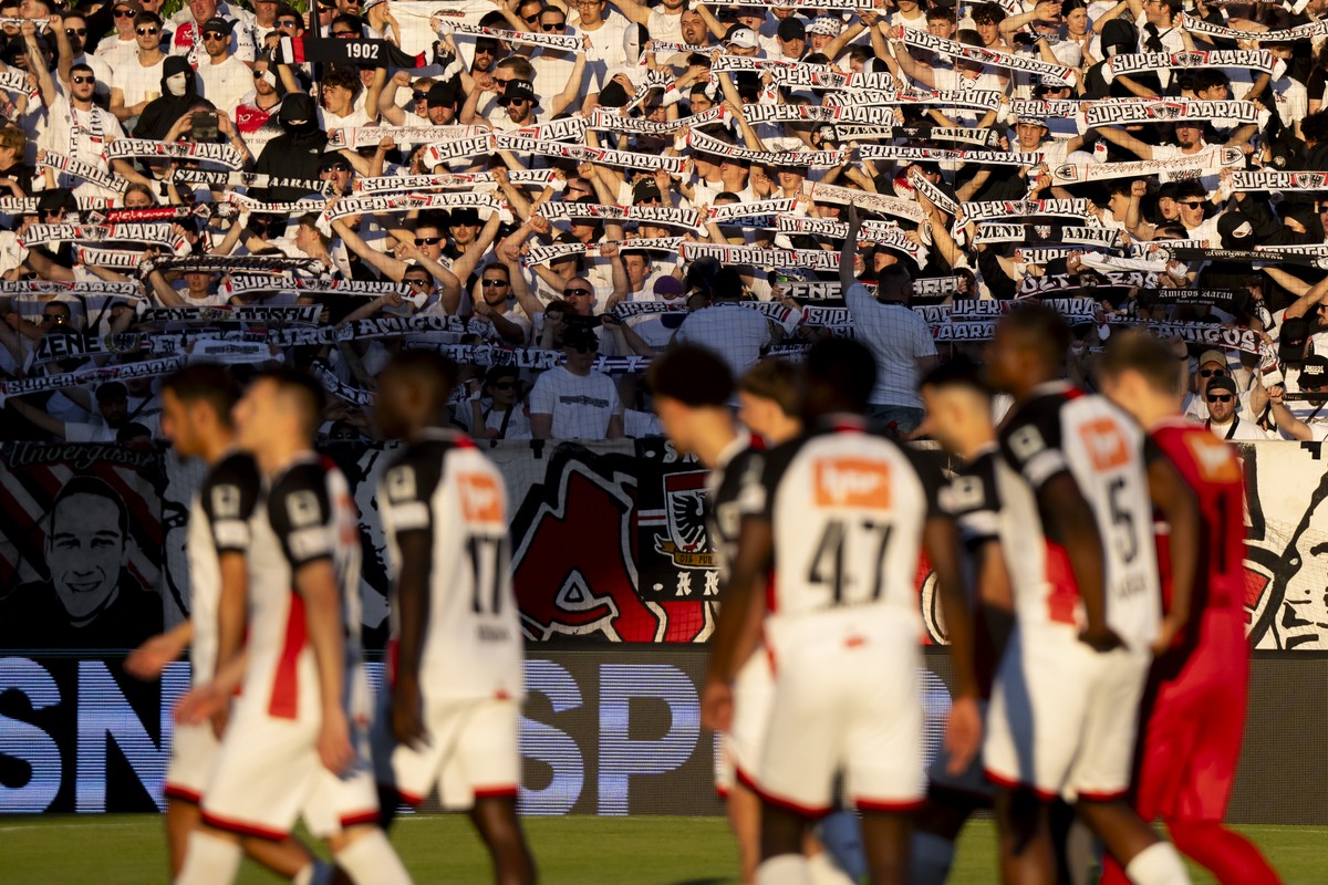 Die Fans des FCA vor dem Super League und Challenge League Barrage Rueckspiel zwischen dem FC Aarau und dem Grasshopper Club Zuerich, am Freitag 30. Mai 2025 im Stadion Bruegglifeld in Aarau. (KEYSTON ...