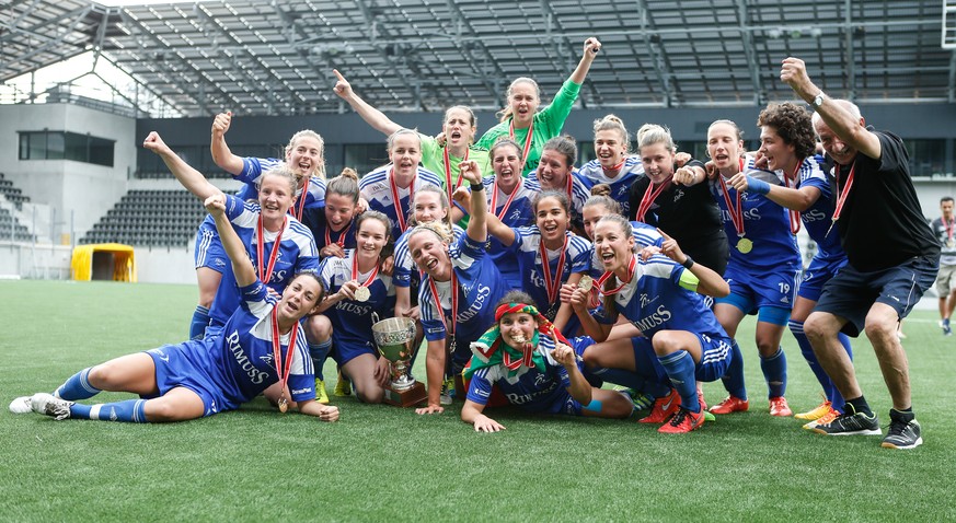 Die Spielerinnen vom FC Neunkirch bejubelt ihren Sieg gegen den FF Lugano 1976 und den Schweizermeister Titel, waehrend dem Fussball Meisterschaftsspiel der Nationalliga A zwischen dem FC Neunkirch un ...