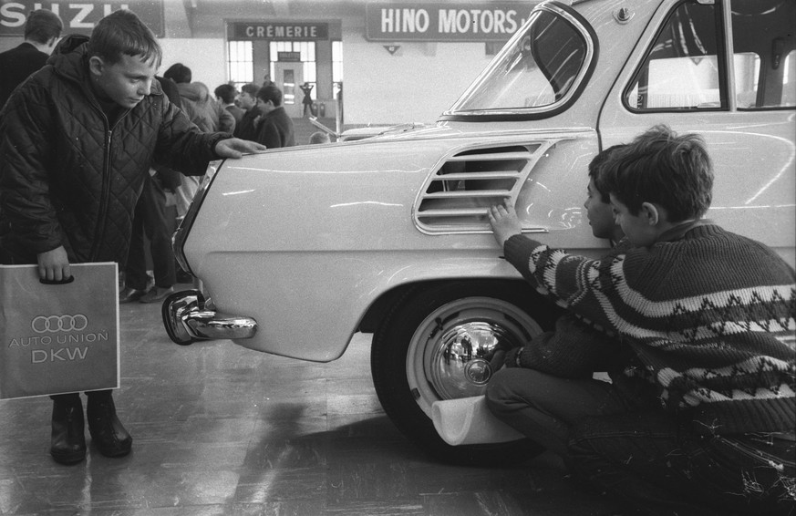 Fotograf:
Gerber, Hans 
Titel:
Genf, Autosalon, Škoda 1000 MB 
Beschreibung:
Jugendliche beim Betrachten eines Autos 
Datierung:
1965 
Enthalten in:
Autosalon Genf, 1965