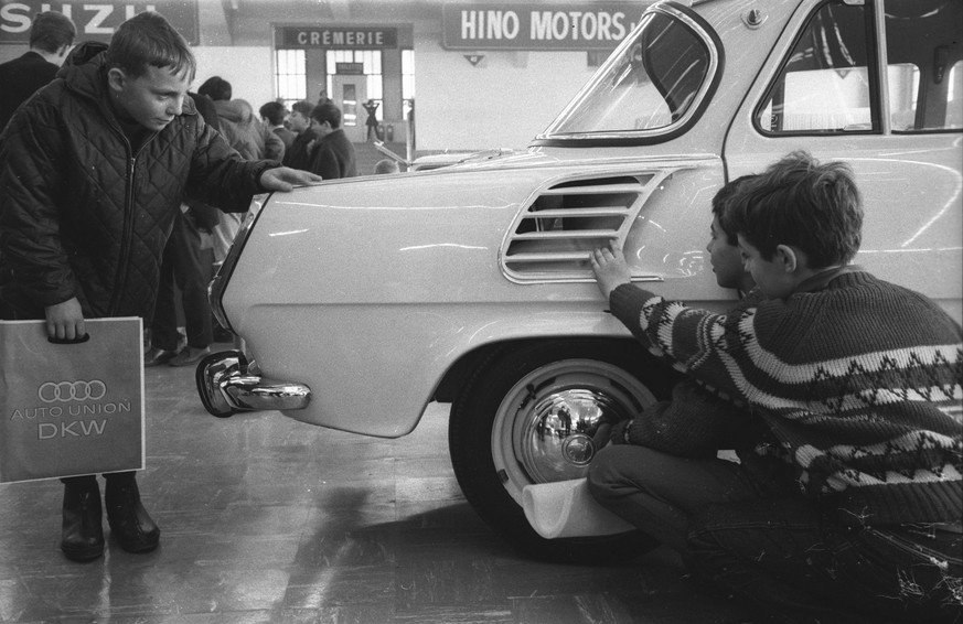 Photographer: Gerber, Hans Title: Geneva Motor Show, Škoda 1000 MB Description: Young people looking at a car Date: 1965 Recorded in: Geneva Motor Show, 1965