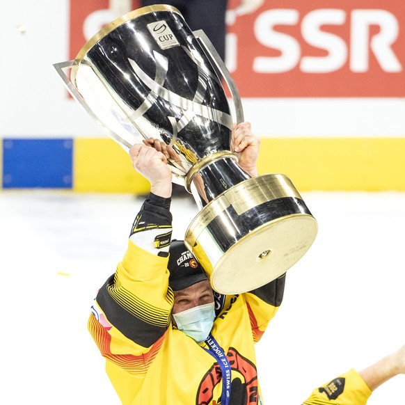 Berns Beat Gerber jubelt mit dem Pokal ueber den Sieg nach dem Final des Swiss Ice Hockey Cups 2020/21 zwischen den ZSC Lions und dem SC Bern am Sonntag, 28. Februar 2021, im Hallenstadion in Zuerich. ...