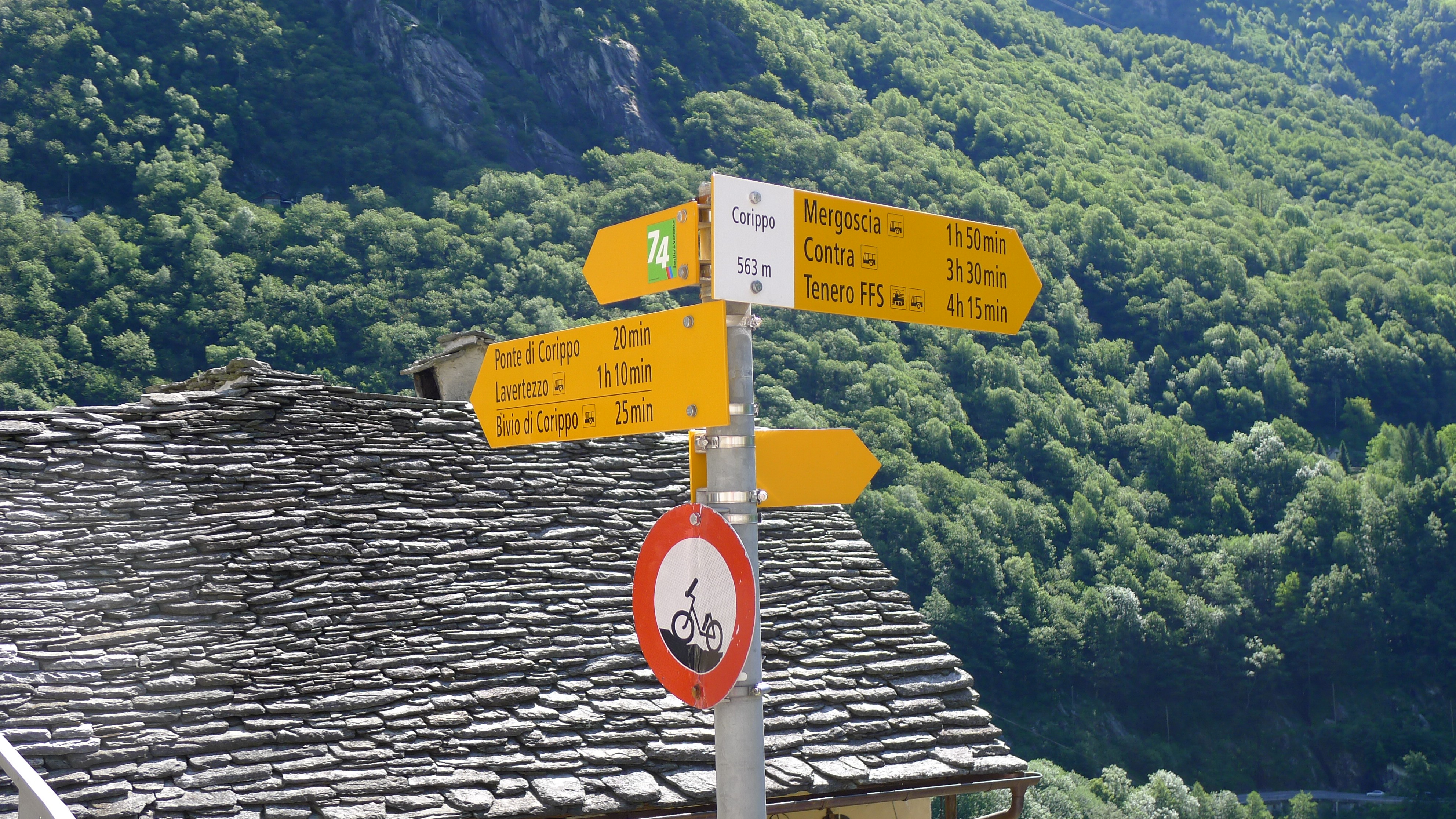 Wegweiser in Corippo.