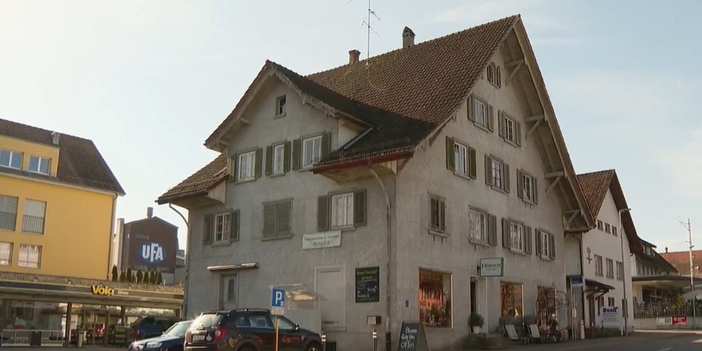 Mitten im Zentrum von Illnau steht das alte Haus den Plänen für einen neuen Dorfplatz im Weg. Der Heimatschutz will das Gebäude aber nicht aus der Liste der schützenswerten Objekte entlassen. Auch ein ...