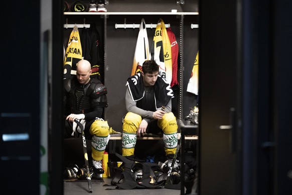 Le defenseur bernois Ramon Untersander, gauche, et l&#039;attaquant bernois Alain Berger, droite, montrent leur deception dans leur vestiaire lors du match du championnat suisse de hockey sur glace de ...