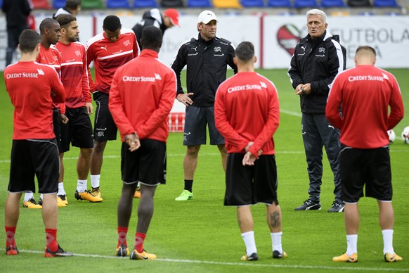 Swiss soccer national team head coach Vladimir Petkovic, right, and his assistan assistant coach Antonio Manicone, center, talk to players during a training session on the eve of the 2018 Fifa World C ...