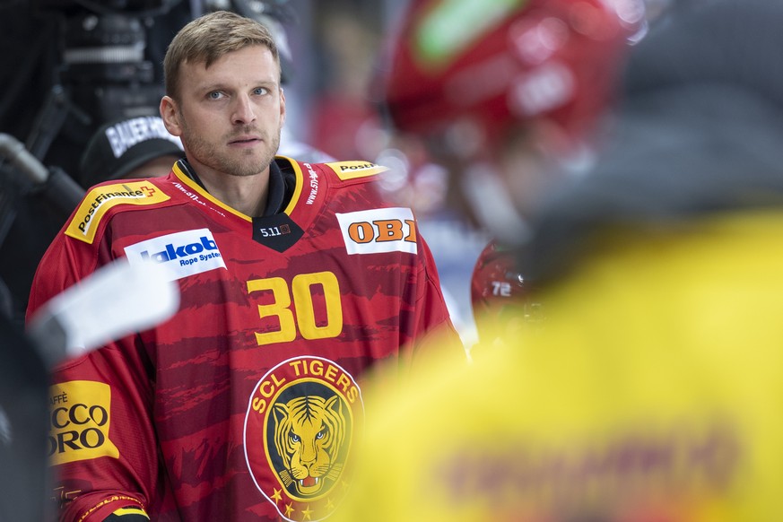 Tigers Goalie Robert Mayer waehrend dem Meisterschaftsspiel der National League, zwischen den SCL Tigers und dem SC Rapperwil-Jona Lakers, am Freitag 24. September 2021, im Ilfisstadion in Langnau.(KE ...