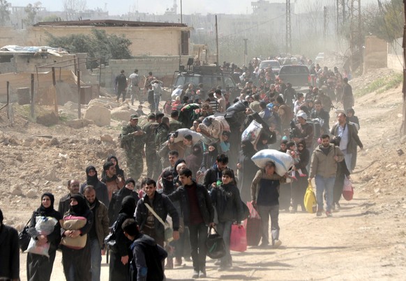 epaselect epa06605665 Hundreds of civilians leave rebels-held Eastern Ghouta in the countryside of Damascus, Syria, 15 March 2018. According to Syrian official media reports, the Syrian Arab Army secu ...