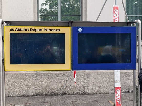 Die SBB-Anzeigetafeln am Bahnhof Stadelhofen sind schwarz. Doch die Züge fahren.