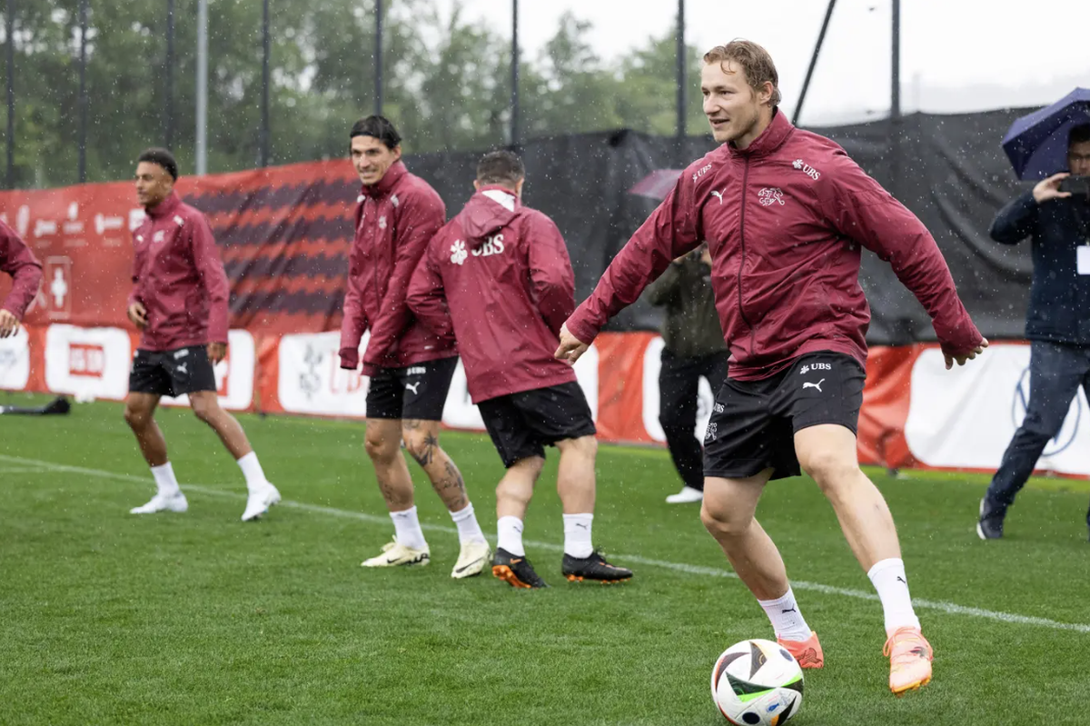 Marco Odermatt im Nati-Training: Der Ski-Star macht am Ball ziemlich gute Figur.