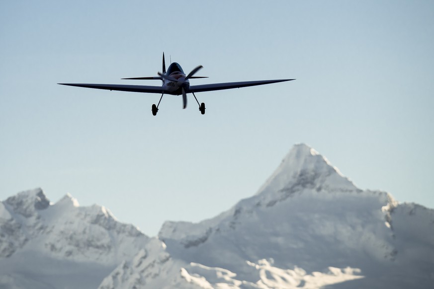 Sebastien Demont, un des deux initiateurs et pilotes avec Thomas Pfammatter, vole a bord de l&#039;avion lors d&#039;une demonstration du projet d&#039;avion d&#039;acrobatie electrique &quot;Hamilton ...