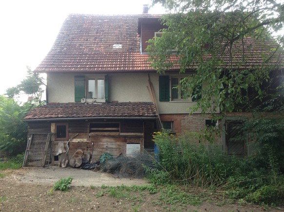 Blick durch den ehemaligen Hühnerhof auf den kleinen Kuhstall.