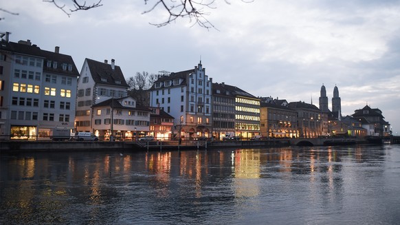 Blick ueber die Limmat zum Grossmuenster und das Niederdorf, aufgenommen morgens am Donnerstag, 11. Januar 2018, in Zuerich. (KEYSTONE/Melanie Duchene)