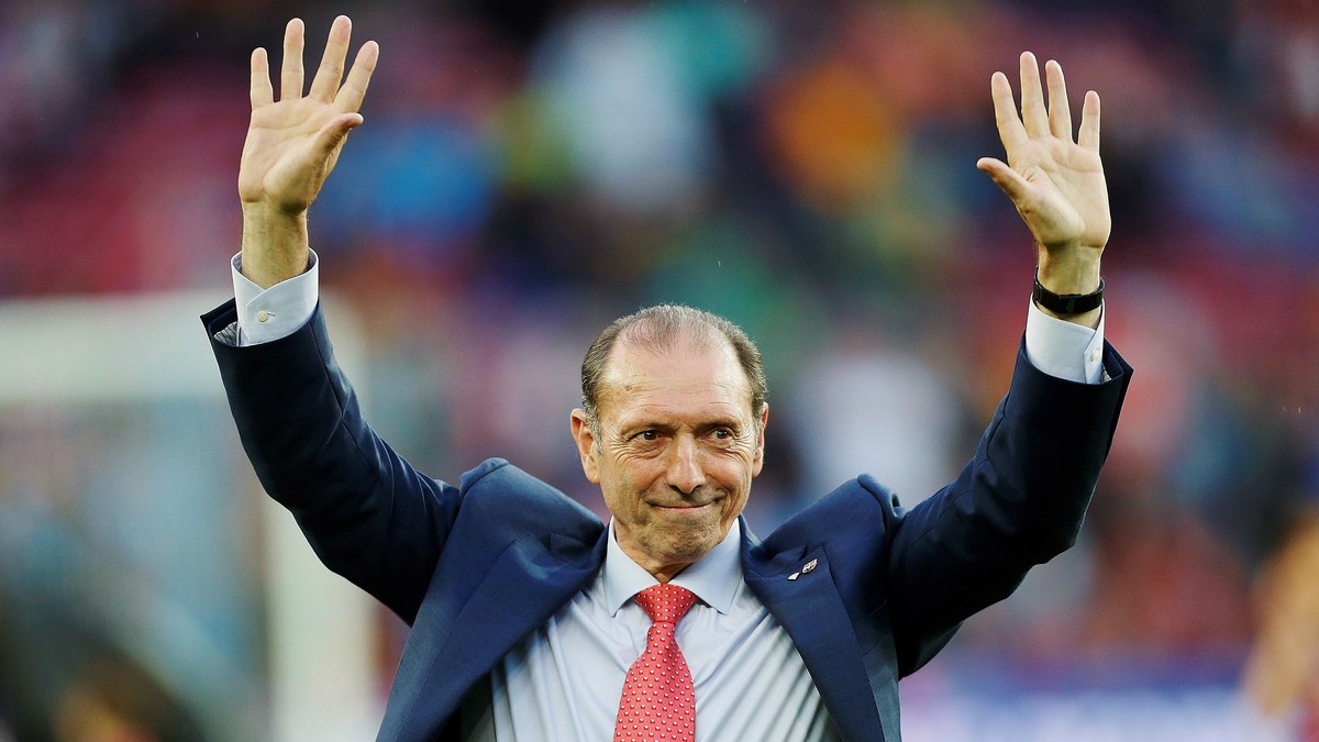 epa06569359 (FILE) - Spanish former soccer player Enrique Castro 'Quini' greets supporters during a soccer match in Madrid, Spain, 23 April 2016 (issued 27 february 2018). Enrique Castro, wh ...
