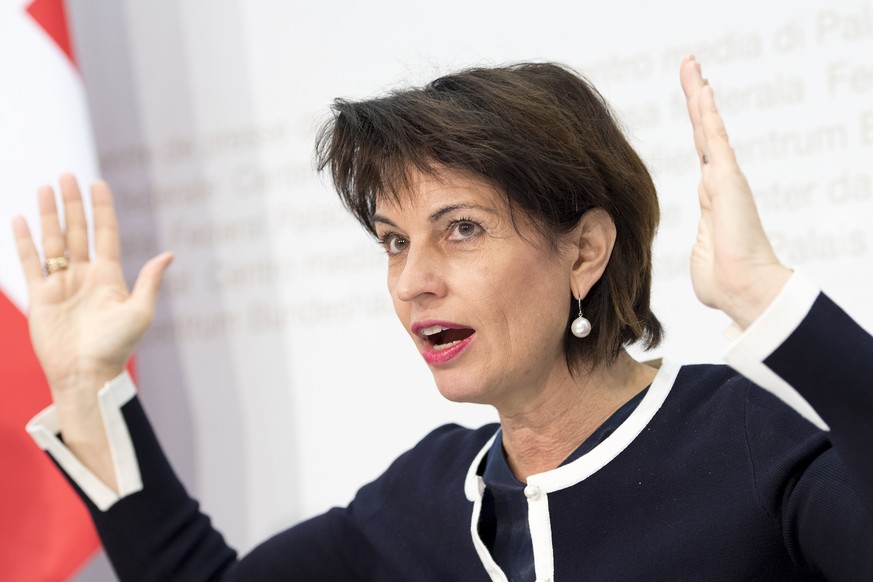 Bundespraesidentin Doris Leuthard, Vorsteherin des Eidgenoessischen Departements fuer Umwelt, Verkehr, Energie und Kommunikation (UVEK) spricht waehrend einer Medienkonferenz zur Abstimmung ueber das  ...