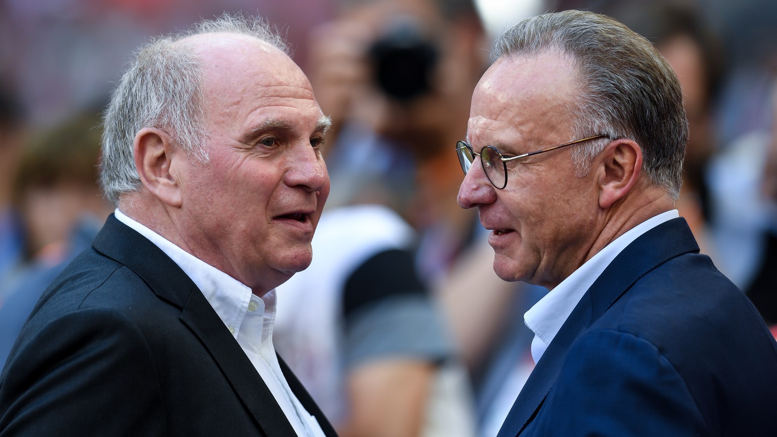 ARCHIV - 12.05.2018, Bayern, München: Fußball: Bundesliga, Bayern München - VfB Stuttgart, 34. Spieltag in der Allianz Arena. Präsident Uli Hoeneß (l) und Karl-Heinz Rummenigge, Vorstandschef vom FC B ...