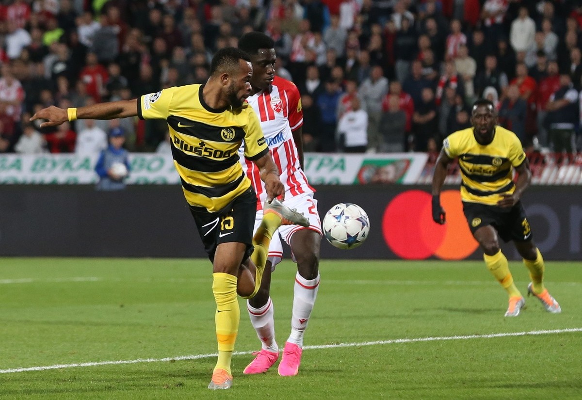 epa10900644 Young Boys' Meschack Elia (L) in action against Red Star's Nasser Djiga (R) during the UEFA Champions league group G soccer match between Red Star and Young Boys in Belgrade, Ser ...