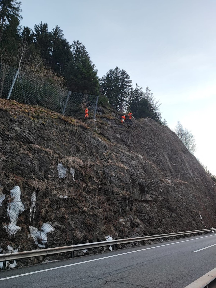 Steinschlag auf der A2, Höhe Fellibrücke bei Gurtnellen