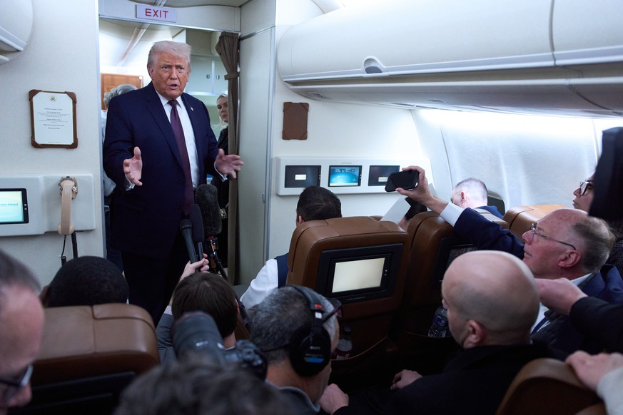 President Donald Trump speaks with reporters aboard Air Force One after leaving the World Economic Forum in Davos for Washington, Thursday, Jan. 22, 2026. (AP Photo/Evan Vucci)
Donald Trump