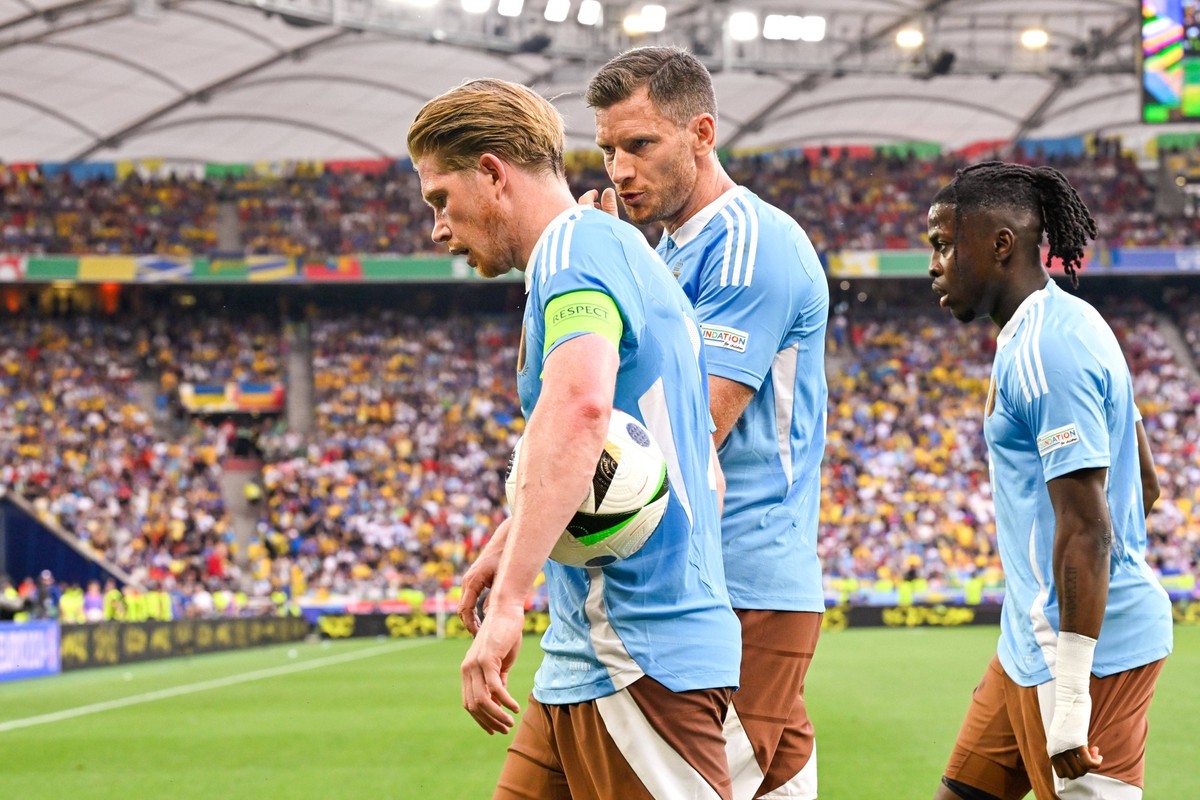 Ukraine v Belgium Group E - UEFA EURO, EM, Europameisterschaft,Fussball 2024 STUTTGART, GERMANY - JUNE 26 : De Bruyne Kevin forward of Belgium and Vertonghen Jan defender of Belgium during the UEFA EU ...