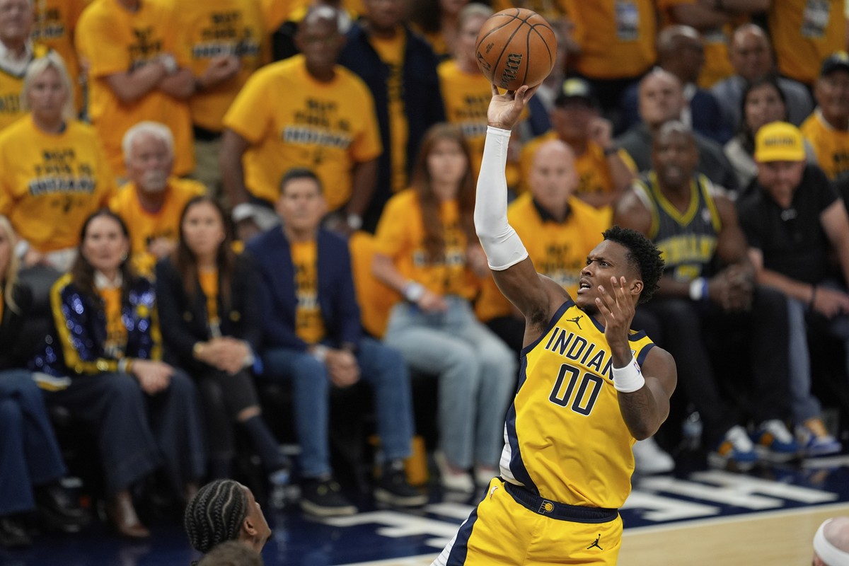 Indiana Pacers guard Bennedict Mathurin shoots against the Oklahoma City Thunder during the second half of Game 3 of the NBA Finals basketball series, Wednesday, June 11, 2025, in Indianapolis. (AP Ph ...