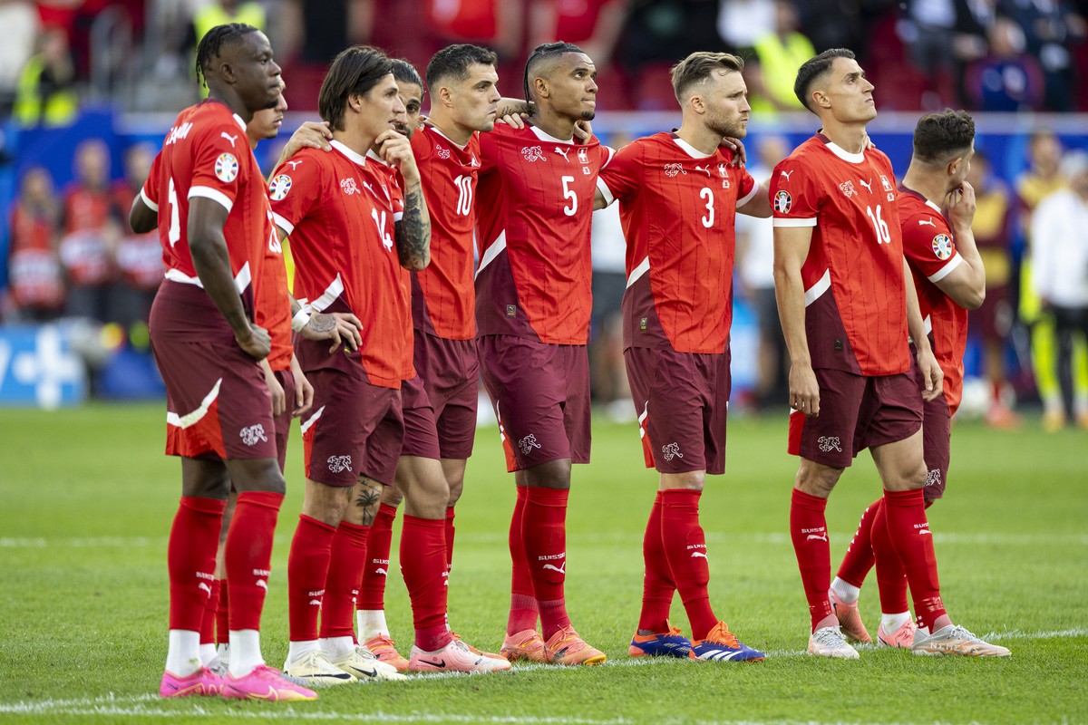 Switzerland's players with Denis Zakaria, Zeki Amdouni,, Steven Zuber, Ricardo Rodriguez, Granit Xhaka, Manuel Akanji, Silvan Widmer, Vincent Sierro, Granit Xhaka, from left to right, look disapp ...