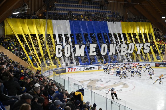 Die Klotener vor der Choreo der Davoser Fankurve, im Eishockey-Qualifikationsspiel der National League (NL) zwischen dem HC Davos und dem EHC Kloten, am Samstag, 25. November 2023, im Eisstadion in Da ...
