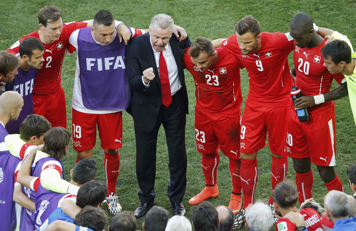 Die letzte Ansprache: Ottmar Hitzfeld vor der Verlängerung gegen Argentinien.