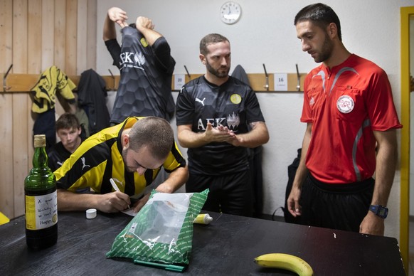 Dominik Schmid, Captain der 2. Mannschaft des FC Allmendingen, links, unterschreibt die Spielerliste fuer den Schiedsrichter, vor dem 4. Liga Meisterschaftsspiel FC Allmendingen - FC Oberdiessbach, am ...