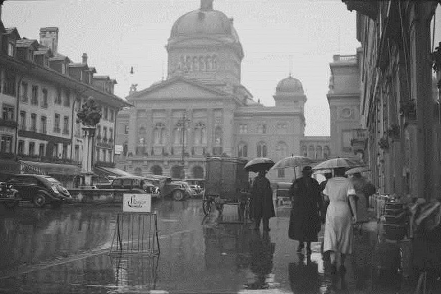 1945: Bärenplatz und Bundesplatz im Regen.
