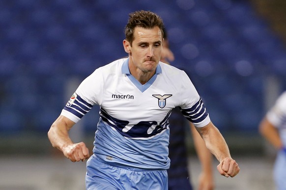 Lazio&#039;s Miroslav Klose celebrates after scoring against Parma in their Serie A soccer match at the Olympic stadium in Rome April 29, 2015. REUTERS/Giampiero Sposito