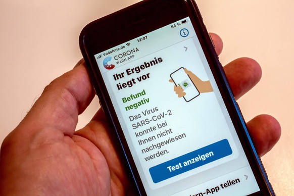 Die Corona Warn App zeigt einen neagtiven Befund eines Coronatests auf Sars Cov 2 an. Corona Warn-App *** The Corona Warn App shows a neagtive finding of a corona test on Sars Cov 2 Corona Warn App