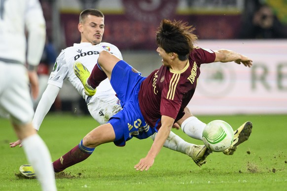 epa11205438 Viktoria Plzen&#039;s Jan Kliment (L) and Servette&#039;s Keigo Tsunemoto (R) in action during the UEFA Europa Conference League Round of 16, 1st leg soccer match between Servette FC and V ...