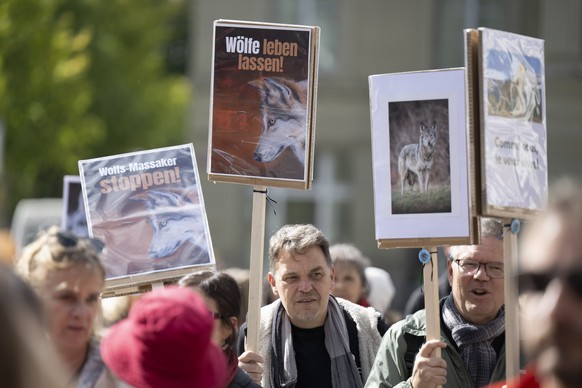 Personen anlaesslich einer Kundgebung gegen den Abschuss des Wolfes, am Samstag, 27. September 2025, in Bern. (KEYSTONE/Peter Schneider)