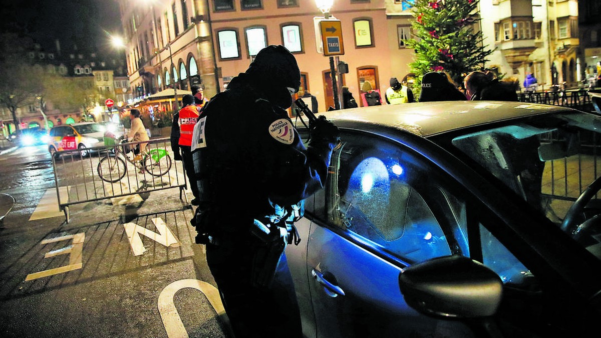 Autos werden kontrolliert, Strassen abgesperrt: Immer noch suchen die Sicherheitskräfte in Strassburg nach dem flüchtigen Attentäter.

© Christophe Ena/AP/Keystone