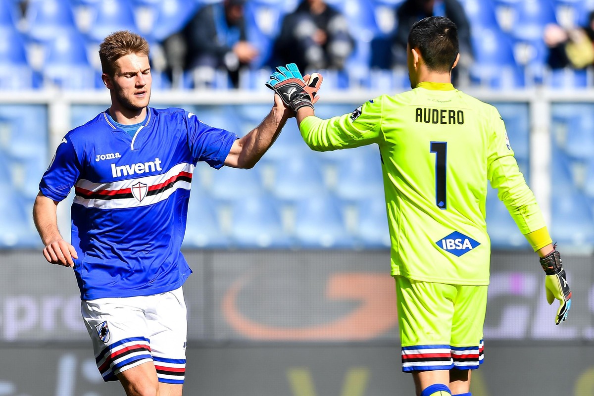 epa07392799 Sampdoria's Joachim Andersen (L) and Sampdoria's goalkeeper Emil Audero greet each other during the Italian Serie A soccer match between UC Sampdoria and Cagliari Calcio at Luigi ...