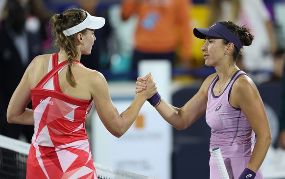 epa11881060 Belinda Bencic (R) of Switzerland shakes hands after winning her semi final match with Elena Rybakina of Kazakhstan at the WTA Abu Dhabi Open tennis tournament in Abu Dhabi, United Arab Em ...