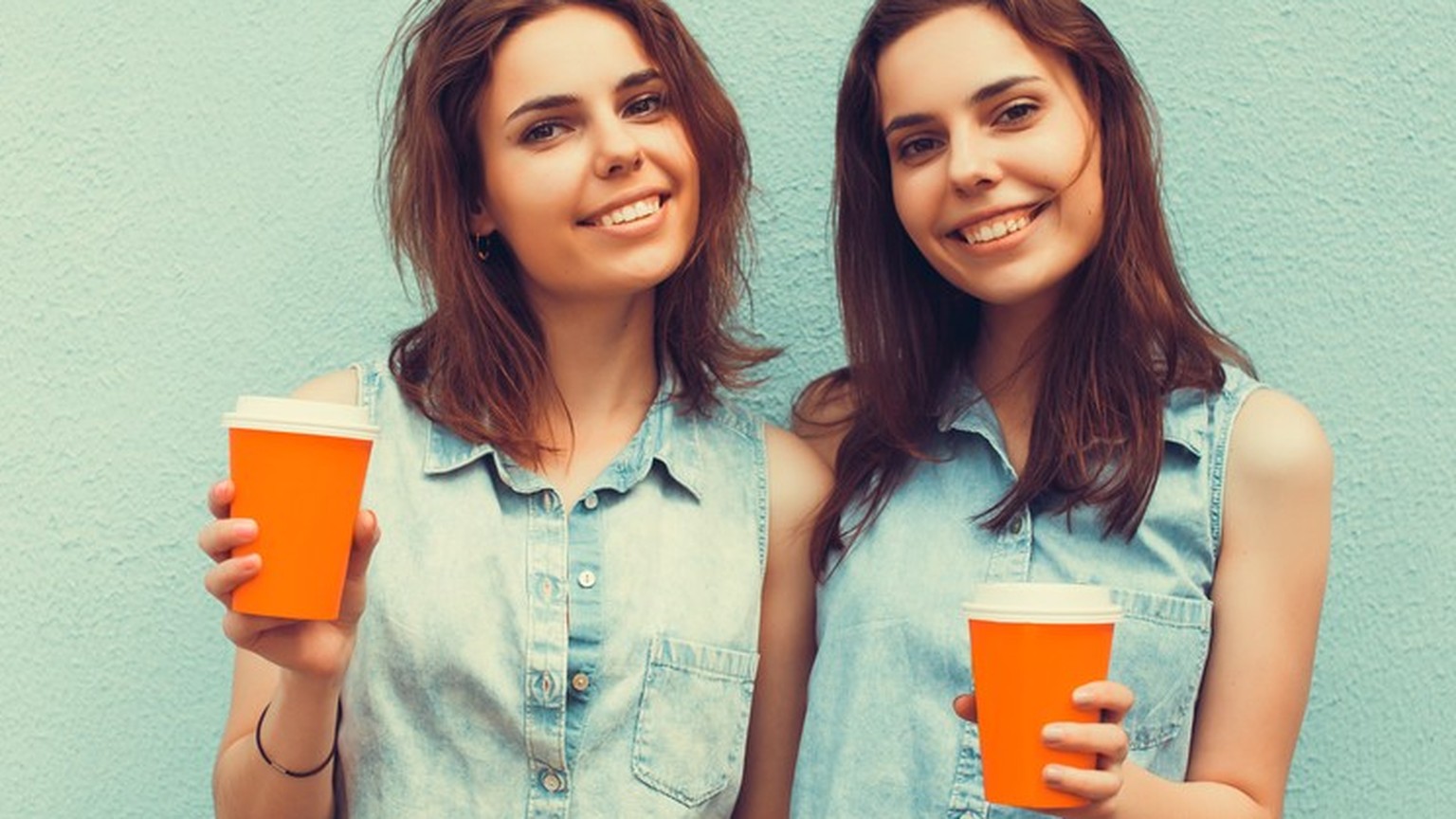 Zwei Mädchen Mädchen Freundinnen Schwestern Zwillinge trinken Kaffee auf der Strasse