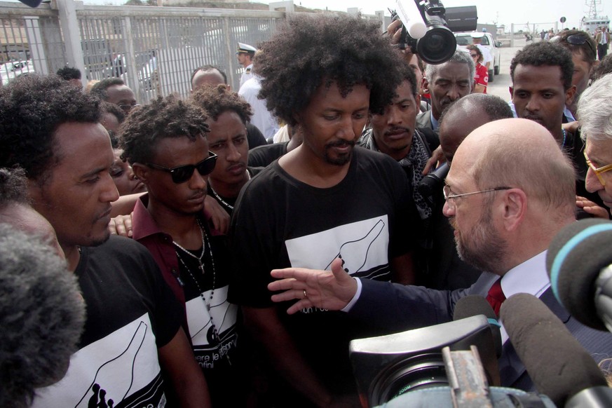 Martin Schulz, Präsident des Europäischen Parlamentes, unterhält sich am 3. Oktober 2014 mit Überlebenden der Schiffskatastrophe auf dem Mittelmeer vor Lampedusa&nbsp;vom 3. Oktober 2013, bei der über ...